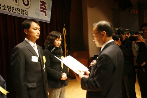 ‘제15회 의용소방상 시상식’에서 (주)효성 구미1공장 정태진 방화관리자가 문원경 소방방재청장으로부터 행정자치부 장관상 대상부문을 수여받고 있다.