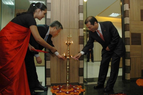 Inaugural Lamp 점등 모습.

이노구럴램프(Ianugural lamp)는 인도에서 새로운 일을 시작할 때 악귀를 쫓고 번영을 비는 ‘정화’의 의미로 시행되는 행사임.