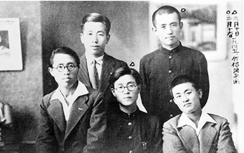 1942년 3월 릿교(立敎) 대학 문학부 영문과 재학 당시 고향으로 돌아와 찍은 사진