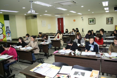 홍선생미술 교사들의 교육 받는 모습