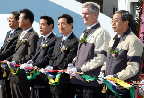  GM DAEWOO 생산 부문 이영국 사장(사진 오른쪽), GM 파워트레인 존 버터모어(John R. Buttermore) 부사장(사진 오른쪽에서 두번째), 이상균 창원 부시장(오