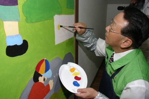 LIG손해보험 구자준 부회장이 아동보호시설을 찾아 ‘희망벽화’를 그리고 있다.