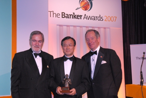 지난 달 말 영국에서 거행된 시상식에 참석한 이순우 우리은행 부행장이 수상 후 더 뱅커지 관계자들과 포즈를 취하고 있다.