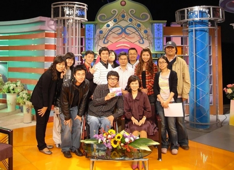 단체상을 수상하는 KBS 사랑의가족 제작팀