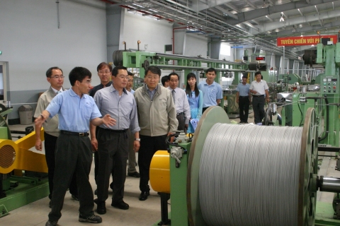 호치민 제2 전선공장을 둘러보고 있는 구자열 부회장(앞줄 가운데)