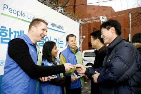 가두캠페인 사진 : 맨 왼쪽이 SC제일은행 데이비드 토마스 부행장