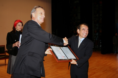 코레일(사장 이철)은 3일 정부대전청사에서 크리스티안 하우스뷔어트 주한 스위스대사로부터 SGS의 ‘Qualicert' 서비스품질인증서를 전달받았다.