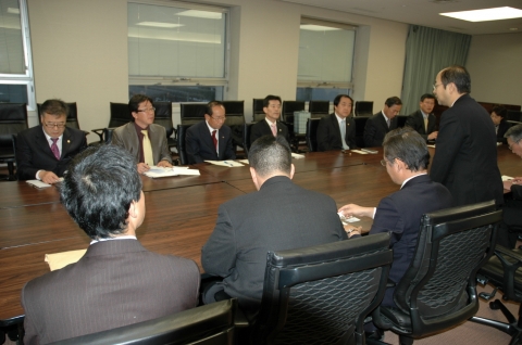 김규식 부시장 일행이 동북아기계산업도시회의에서 포항영일만항의 물동량 확보와 정기항로 개설 등 위해 니이가타항만과의 실질적 협력가능성을 협의하고 있다