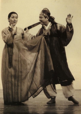 조택원 사진(우측 남자) ※춤자료관 연낙제 제공