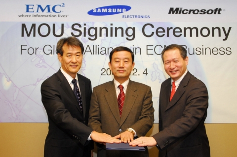 지난 4일, 삼성전자 수원사업장에서 한국EMC 김경진 사장, 삼성전자 디지털프린팅사업부 이장재 전무, 마이크로소프트 켄 웨이 소(Ken Wye Saw) 아·태지역 영업/마케팅 총괄 부사장(사진 왼쪽부터)이 프린팅 사업 분야에서 기업 문서관리 솔루션 공급 글로벌 협력을 위한 전략적 제휴를 맺었다.