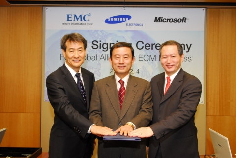 지난 4일, 삼성전자 수원사업장에서 한국EMC 김경진 사장, 삼성전자 디지털프린팅사업부 이장재 전무, 마이크로소프트 켄 웨이 소(Ken Wye Saw) 아·태지역 영업/마케팅 총괄 부사장(사진 왼쪽부터)이 프린팅 사업 분야에서 기업 문서관리 솔루션 공급 글로벌 협력을 위한 전략적 제휴를 맺었다.