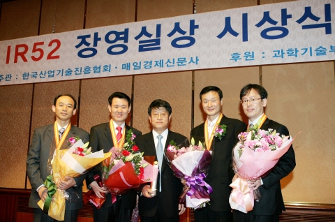 사진 왼쪽부터 김동혁 책임연구원, 강태선 책임연구원, 이충동 상무(기계전기연구소장), 김기환 선임연구원, 정영도 책임연구원.