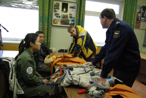 교관님이 우주복과 구명복을 보여주시면서 설명을 하는 중