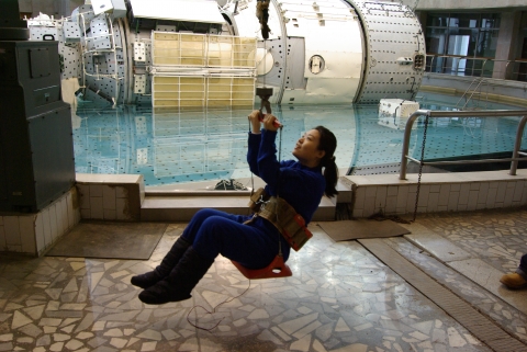 비행복을 입고 헬리콥터로 구출되는 훈련