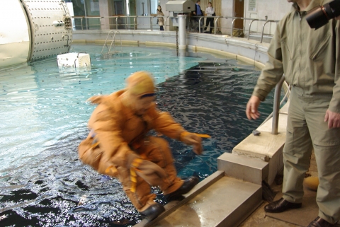 수조로 뛰어드는 순간