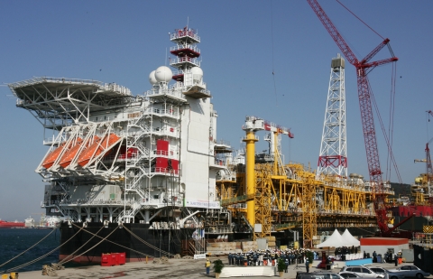 현대중공업이 12월 5일 울산본사에서 프랑스 토탈사의 대형 FPU 설비를 출항시키고 있다.