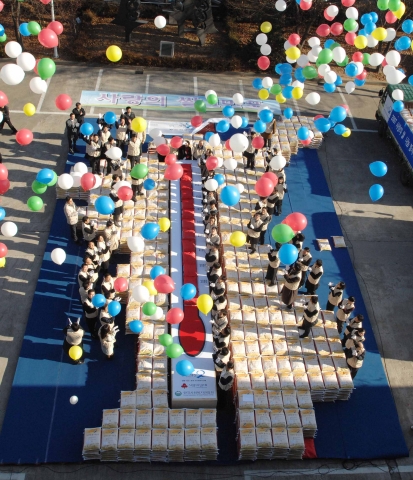 현대•기아자동차그룹(대표 : 鄭夢九)은 5일 서울 양재동 농협 양곡유통센터에서 전국 18개 계열사 1만 여명의 임직원으로 구성된 「쌀 나눔 봉사대」 발대식을 갖고 햅쌀 1만 포대 전달에 나섰다. 올해로 4년째를 맞는 현대•기아차그룹의 ‘쌀나눔 봉사대’ 활동은 이달 31일까지 예정돼있으며 소외이웃 가정과 복지시설을 직접 방문해 4억 2천만원 상당의 햅쌀을 전하게 된다.