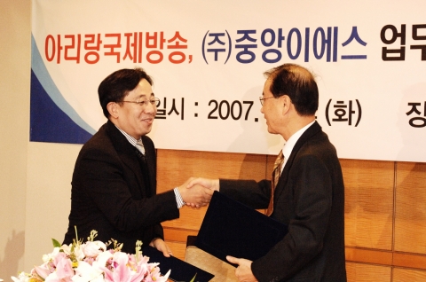 좌: 중앙이에스 CEO 허명건 우: 아리랑국제방송 사장 장명호