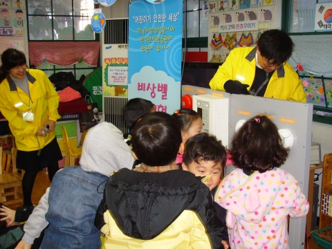 11월 29일 돌샘유치원 - 각종 소방기기를 직접 작동해보는 비상벨체험시간