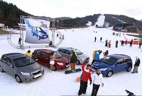 GM DAEWOO가 이 달 9일 자동차 업계에서는 이례적으로 지난 10월 중순 시판된 젠트라 엑스를 홈쇼핑에 선보인다. 밤 9시20분부터 1시간 동안 방영될 이번 젠트라엑스 홈쇼핑 프로그램에서는 주행성능테스트, 충돌실험 영상 등 젠트라 엑스의 다양한 모습과 더불어 젠트라 엑스 개발 및 판매 담당 임원들이 직접 참여, 젠트라 엑스만의 경쟁력을 상세히 소개할 예정이다. 사진은 용평 스키 리조트에서 촬영한 젠트라엑스 홈쇼핑 방송의 한 장면.