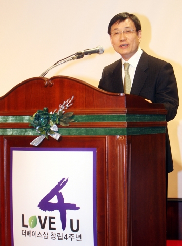 더페이스샵 송기룡 대표가 6일 서울 르네상스 호텔에서 창립 4주년을 기념하는 ‘비전선포식’을 열고 새로운 경영이념과 비전을 발표하고 있다.