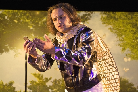 극중 나레이터인 '숲속의 새'가 보여준 'G800'에 담긴 '브룬힐트'의 사진을 본 순간 사랑에 빠진 '지그프리트'