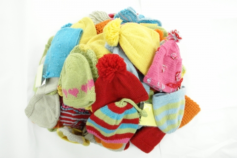 생명의 모자뜨기 캠페인이 시작한 이후로 수합된 모자일부