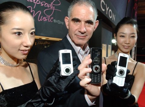 오디오 거장 마크 레빈슨(가운데)이 직접 튜닝한 LG전자 랩소디 인 뮤직폰을 선보이고 있다.