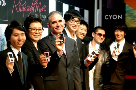 마크 레빈슨과 성시경,임형주 등 국내 정상급 가수들이  LG전자 랩소디 인 뮤직폰을 소개하고 있다.