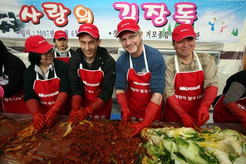 한국마이크로소프트 임직원들이 거모종합복지관에서 독거노인들을 위한 김장담그기에 열중하고 있다