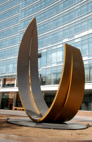 국내 대표작가인 김인겸의 ‘생․성․21’. 새 이파리의 생장과 물방울의 무한생명력을 함께 표현해 암환자들의 희망과 건강메시지를 전달하는 야외 대형 조형물.