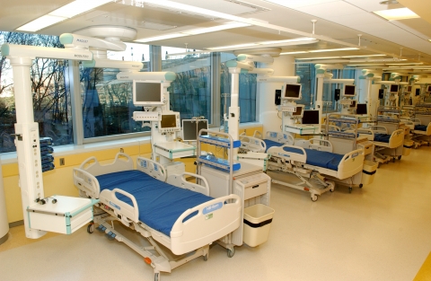 치료시스템이 천정에 매달려 있는 첨단 실링 펜던트 시스템이 도입된 암환자 전용 중환자실.