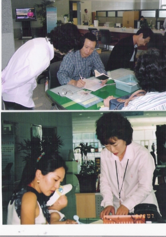 자원봉사단체인 여성포항사랑회원이 포항시청을 방문하는 민원인들에게 친절하게 안내하고 있다