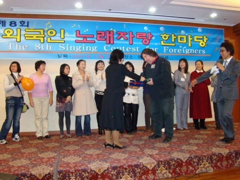 지난 5일 청솔밭 웨딩홀에서 열린 외국인 노래자랑 한마당 축제가 성황리에 마쳤다. 최우수상에는 필리핀인 로애나씨가 차지했다