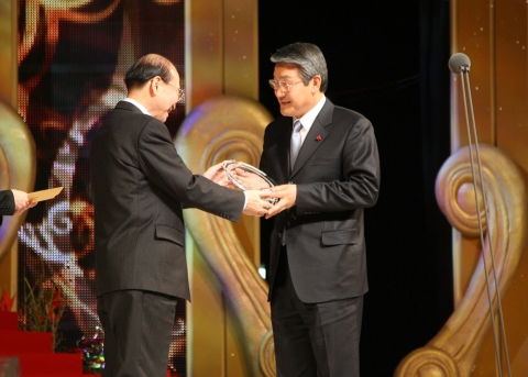 박승호 포항시장이 6일 유니버설 아트센터에서 열린 ‘2007 삼성하우젠 K-리그 대상 시상식’에서 곽정환 한국프로축구연맹 회장으로부터 공로패를 받고 있다