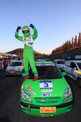 현대기아자동차(대표 정몽구 회장)가 후원하는 국내 최대 규모의 일반인 모터스포츠 축제 ‘2007 스피드 페스티벌’의 대회 우승자 서호성(35세) 선수가 지난 11월 18일(일) 7회전을 마친 후 시즌 종합우승이 확정되는 순간 환호 하고 있다.