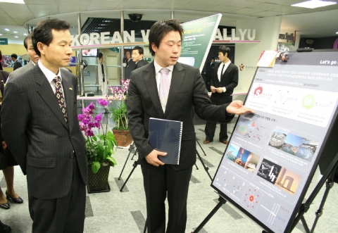 대상작품을 설명하고 있는 대상수상자