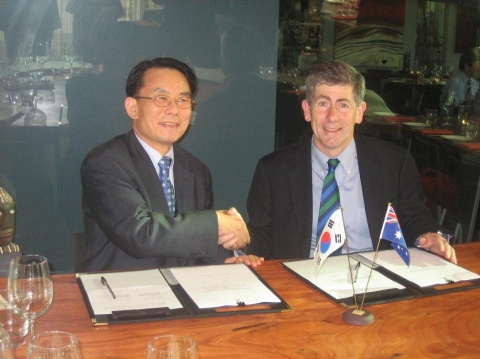 제5차 한·호주 기상협력회의 합의록에 서명하고 악수를 교환하는 이만기 기상청장(왼쪽)과 게오프 러브 호주기상청장(오른쪽)