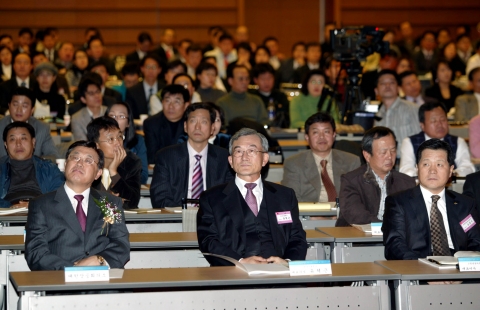 대한상공회의소가 7일 상의회관에서 개최한 ‘2007 지식경영 컨퍼런스’에서 참석자들이 홍보동영상을 시청하고 있다.