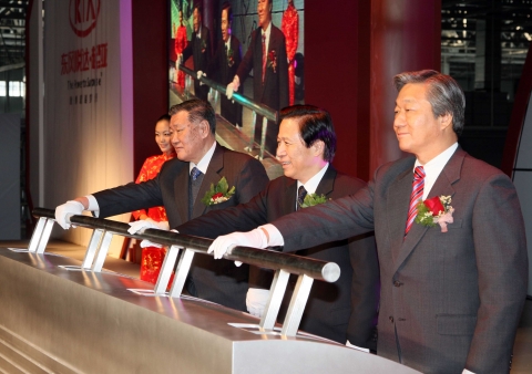 사진 왼쪽부터 정몽구 현대기아차 회장, 량빠오화 장쑤성 서기, 김양 상해 한국총영사.