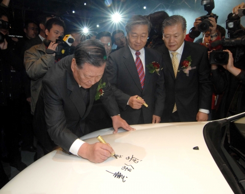 중국 제2공장에서 생산되는 쎄라토 1호차에 서명하는 현대기아차 정몽구 회장. (정회장 오른쪽은 김양 상해 한국총영사와 설영흥 현대기아차 부회장)