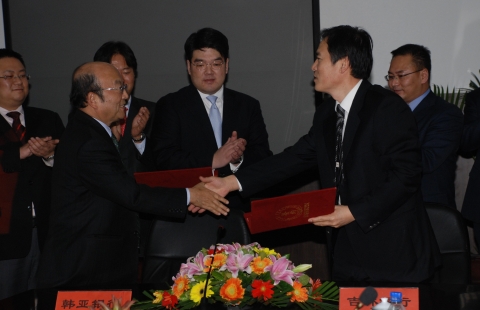 하나금융그룹과 길림은행이 전략적제휴의향서를 체결한 후 악수를 하고 있는 모습 (좌측:윤교중 하나금융그룹사장, 우측:당국흥 길림은행장)