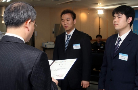 지난해 개최된 IT SoC 전공인증 수료식에서 학생들이 인증서를 받고 있다