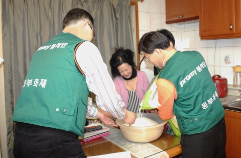 사랑의 쌀 나누기 행사에 김순환 사장 이하 임직원들이 참석해 쌀과 생필품을 전달하고 있다