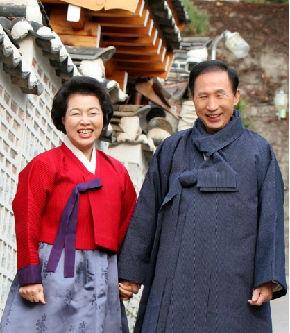 한복입은 김윤옥씨와 이명박후보