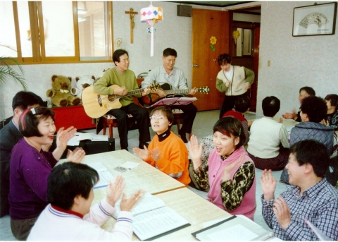 포항 성모자애원 ‘마리아의 집’ 원생들이 음악치료봉사회원들과 함께 즐거운 한때를 보내고 있다.
