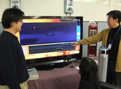 ETRI 연구진이 세계최초로 개발에 성공한 가전연동 실감재현 시스템을 시연하고 있다.