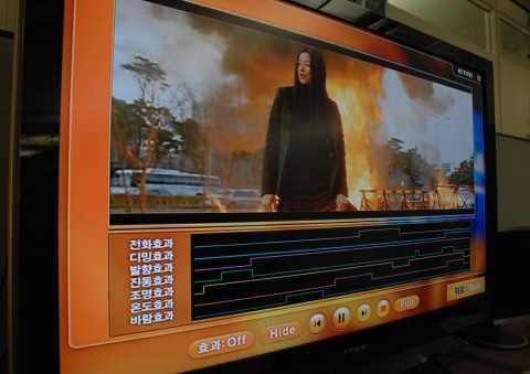 ETRI가 세계최초로 개발에 성공한 가전연동 실감재현 시스템(화면 좌측 하단에 실감재현에 필요한 전화, 디밍, 발향, 진동, 조명, 온도 바람 효과 등이 있다.)