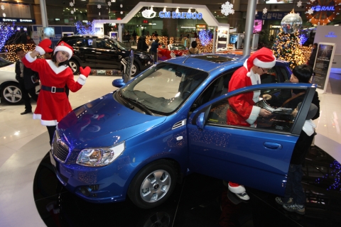 GM DAEWOO KTX 테마라운지 용산역에서  GM DAEWOO산타가 고객에게 젠트라 엑스 차량을 설명해주고 있다.