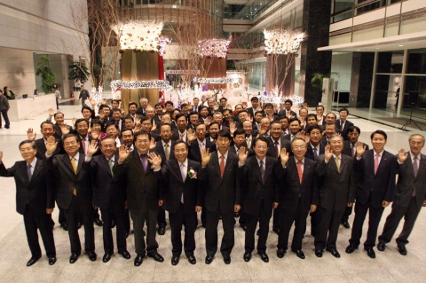 산업은행의 '2007 크리스마스 트리 점등 및 사랑나누기 성금모금 행사'에서 김창록 산은 총재(좌로부터 5번째)가 김명수 노조위원장(좌로부터 4번째), 김종배 부총재(좌로부터 3번째) 등 산은 임직원들과 함께 성금을 모은 후 기념촬영했다.